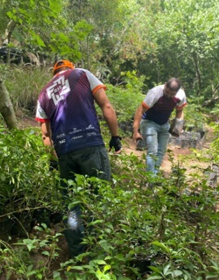 Imágenes de voluntarios
en el Cerro Juana Lainez