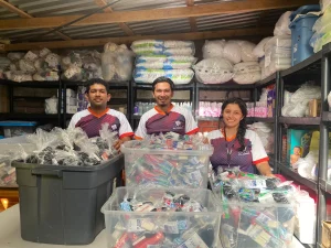 Imágenes de Voluntarios de Grupo
Flores, en la elaboración de kits de
bienvenida para los huéspedes de
la Fundación Casa David