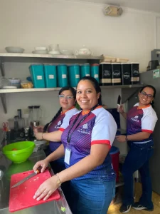 Imágenes de Voluntarios
de Grupo Flores, en la
elaboración de cenas
para la Fundación Casa
David