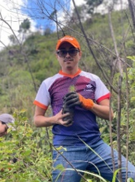 Imágenes de voluntarios
reforestando en el Parque Nacional la Tigra