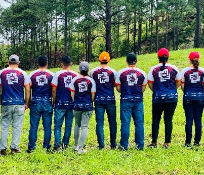 Imágenes de voluntarios
reforestando en el Parque Nacional la Tigra