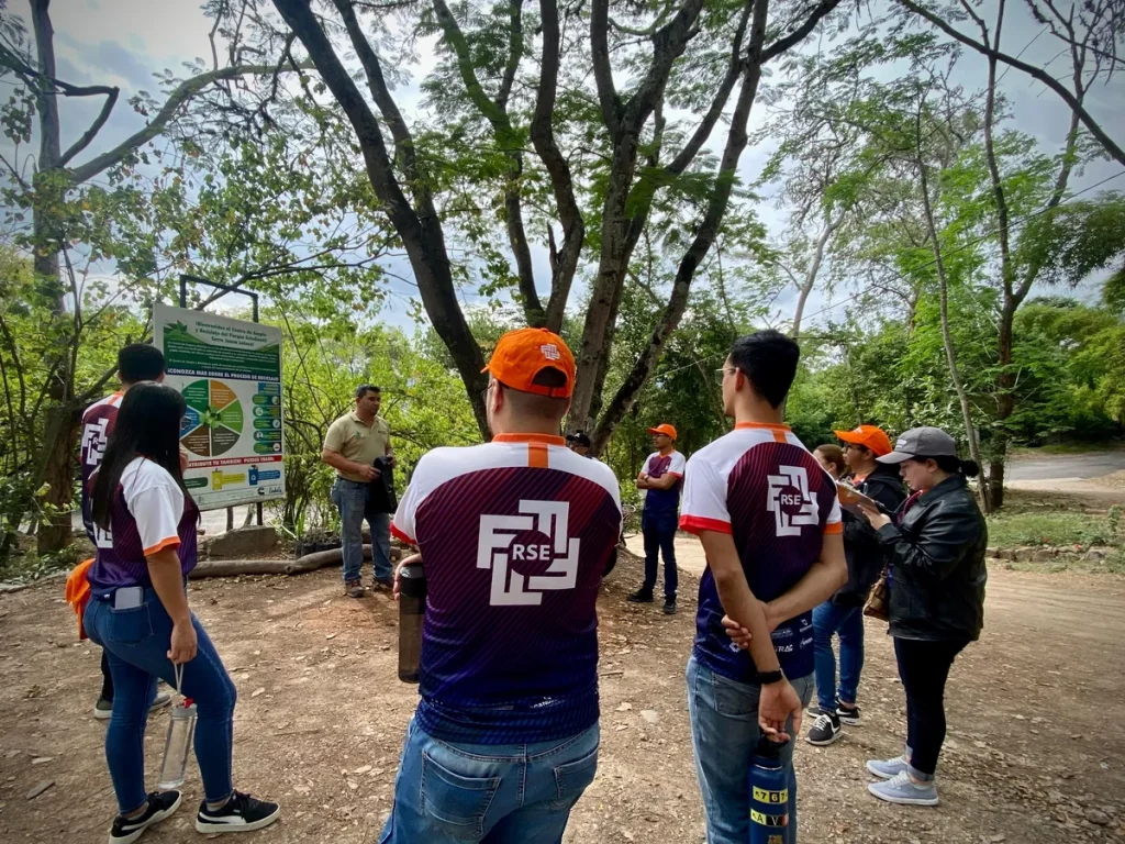 imágenes de voluntarios
recibiendo charla técnica
de la actividad